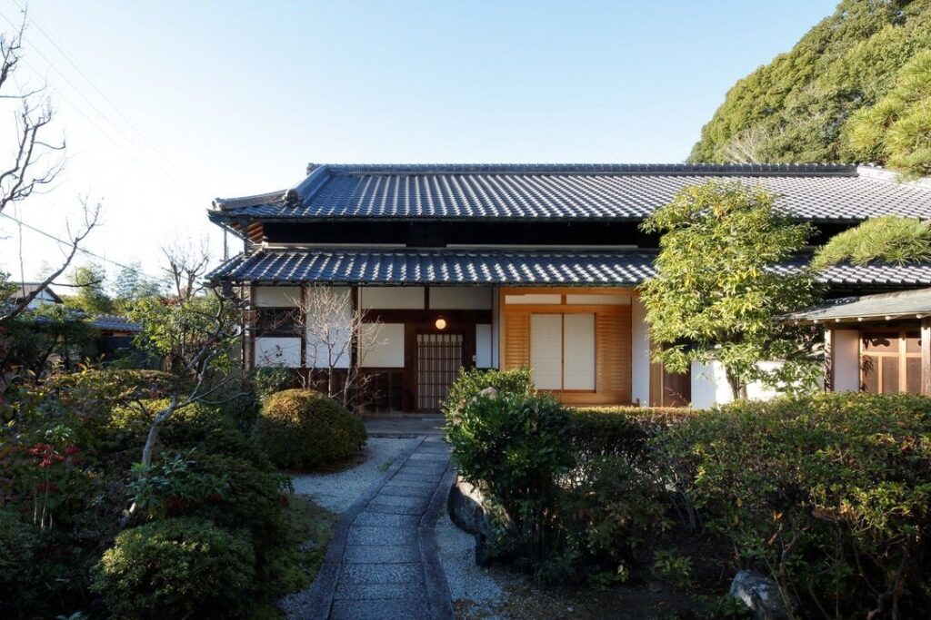 国登録有形文化財「普賢寺伊東邸」に泊まる ～444年の歴史邸宅ステイ～